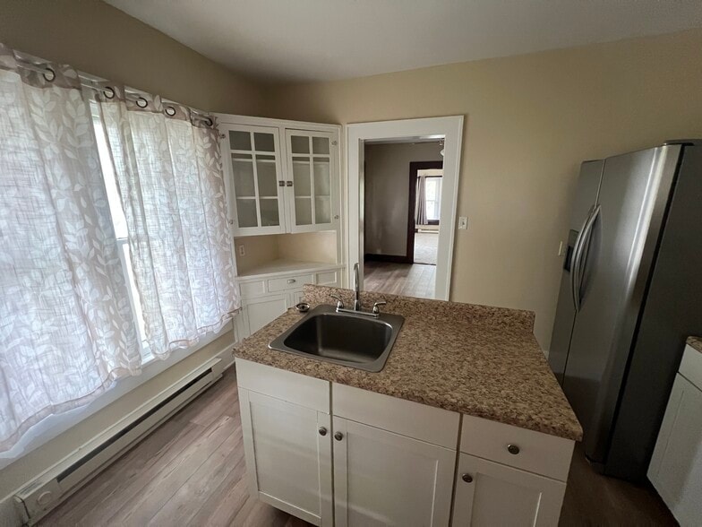 Kitchen - 24 Sunnyside Dr