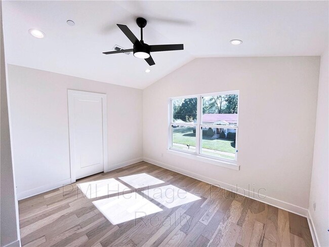 Building Photo - 610 N 6th St