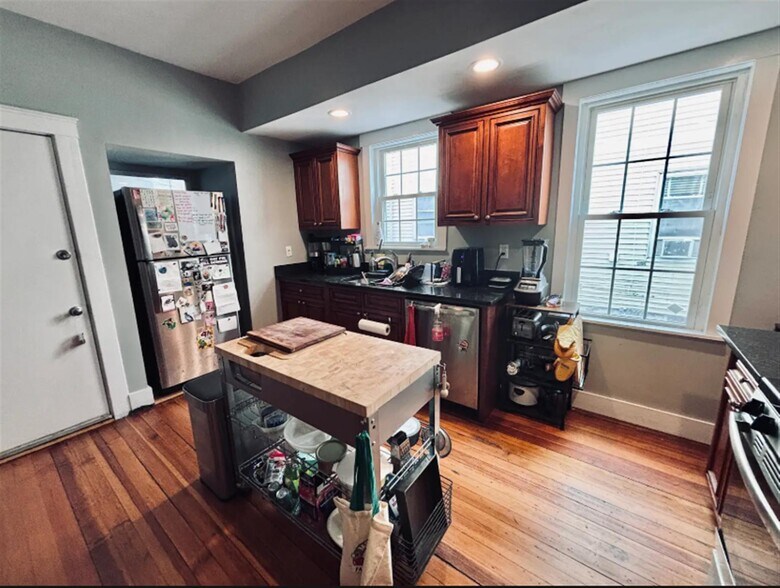 Building Photo - 835 Fellsway