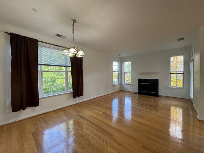 Building Photo - Bright And Cozy 3 Bed 2 Bath Condo With La...