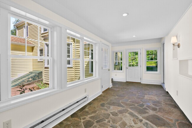 Building Photo - 26 Great Hillwood Rd