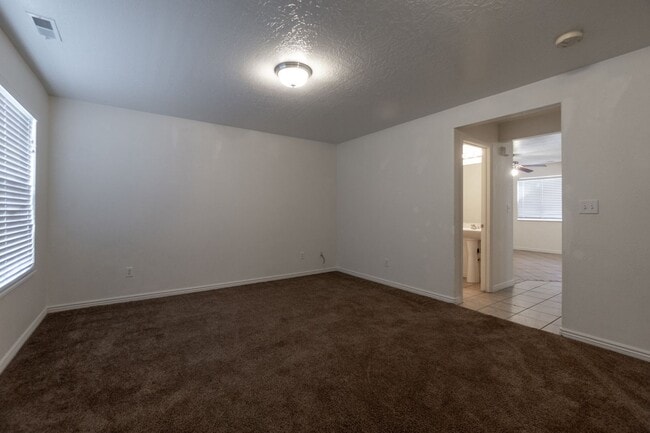 Building Photo - Hidden Valley Townhome For Rent!