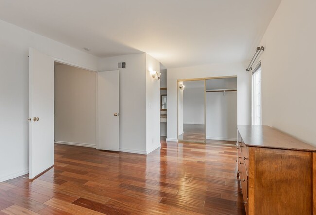 Building Photo - 1057 Iris Ave
