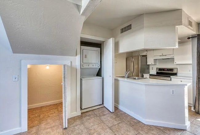 Building Photo - 4240 N Longview Ave