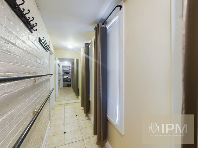 Building Photo - Spacious 5 Bedroom, 2.5 Bath Near The Avenues!