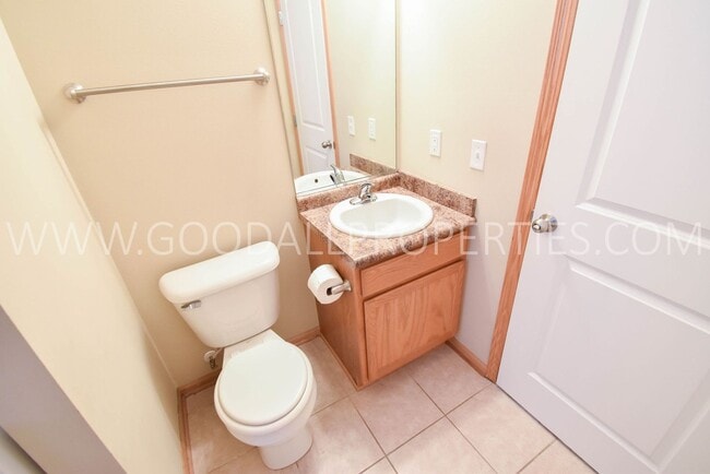 Building Photo - Spacious 3 Bedroom townhome with loft in Urbandale