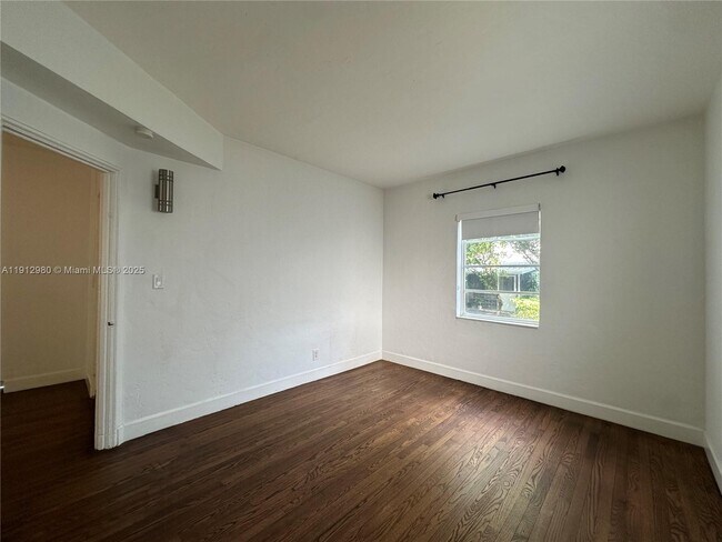 Building Photo - 969 Bay Dr