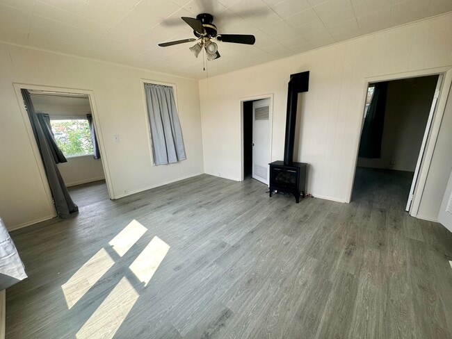 Building Photo - PRELEASING: Available September 2026! 3 bdrm/1 bath House!