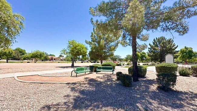 Building Photo - 512 E Rainbow Dr
