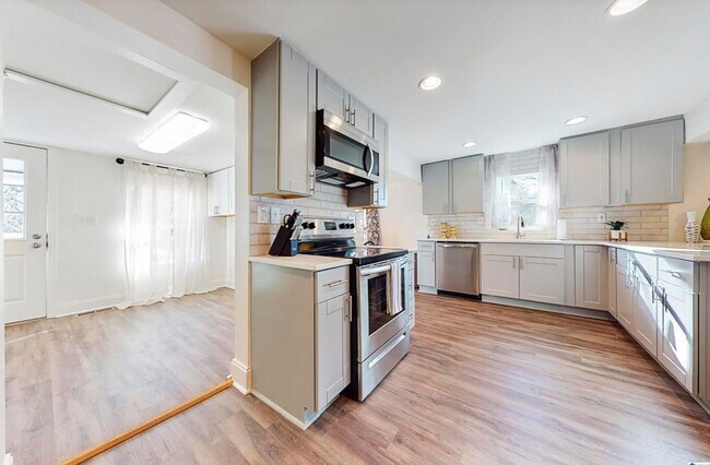 Building Photo - Furnished Stunning Trussville Farmhouse