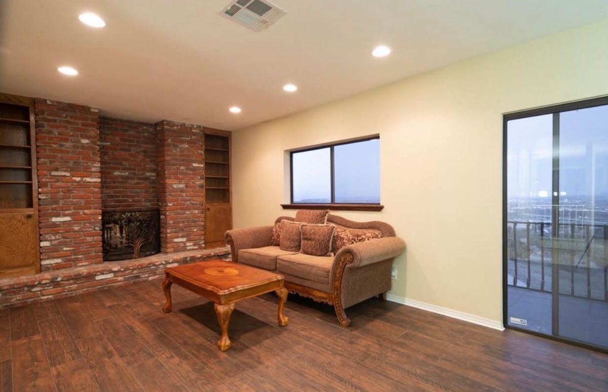 Building Photo - 1055 Lakeview Dr