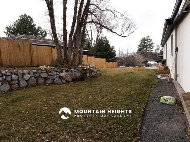 Building Photo - 8589 Kings Hill Dr