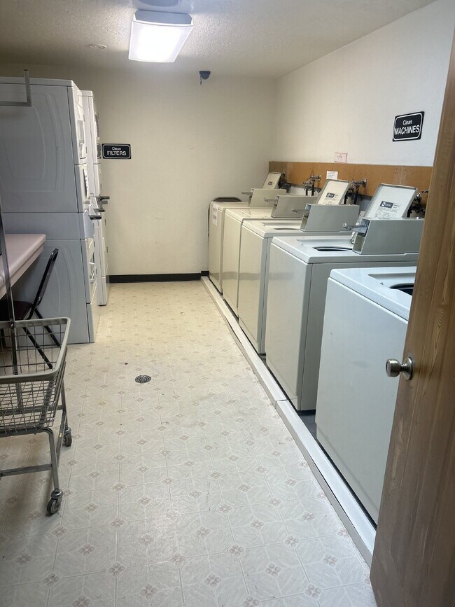 Building Photo - Kings Row #25  Washington 1 Bed 1 Bath  55...