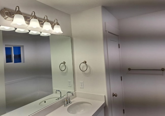 Building Photo - 4 bedroom/2.5 bathroom Townhome in Eagle Mountain