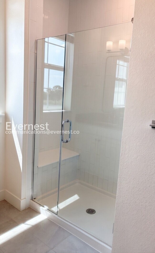 Building Photo - 3 Bed/2.5 Bath Town Home with Garage / Available Now!