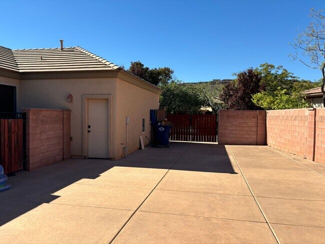 Building Photo - Short term lease! Coral Canyon on Golf Course with POOL- FURNISHED & UNFURISNHED OPTION