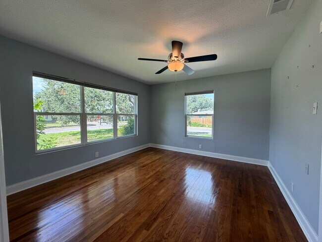 Building Photo - 2555 W Kings Hwy