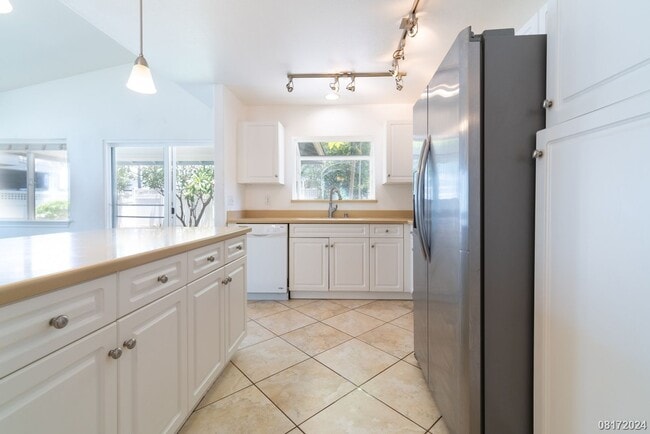 Building Photo - LARGE and SPACIOUS 3bd/3ba/2pkg (SEA COUNTRY) $3900