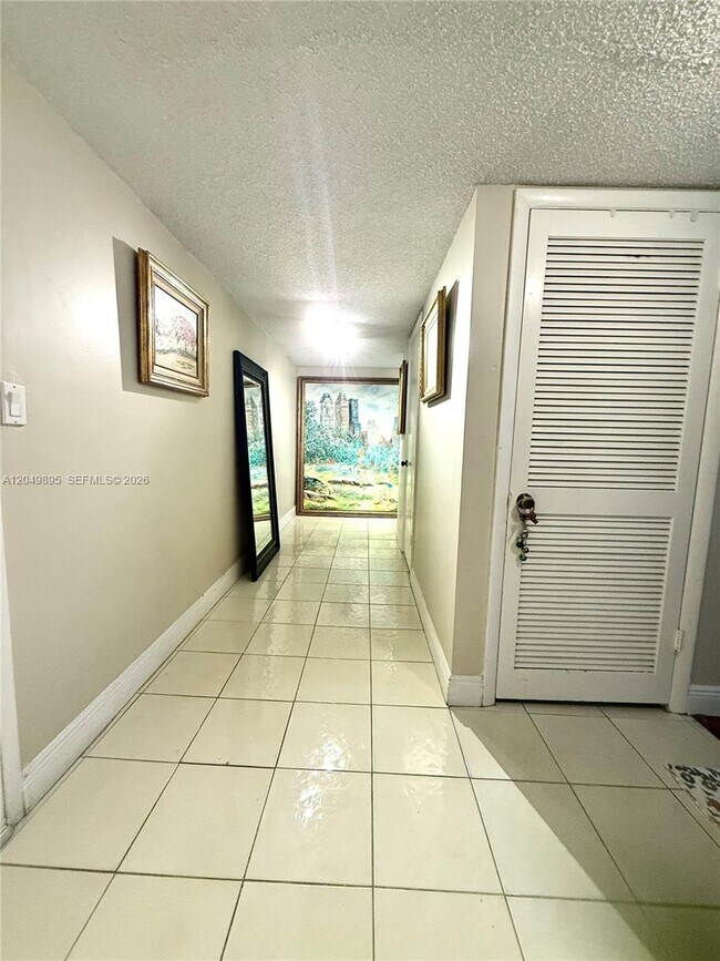 Building Photo - 10000 W Bay Harbor Dr