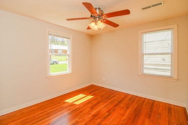 Building Photo - Heart of the Action: Cozy 2 Bed 1 Bath Home