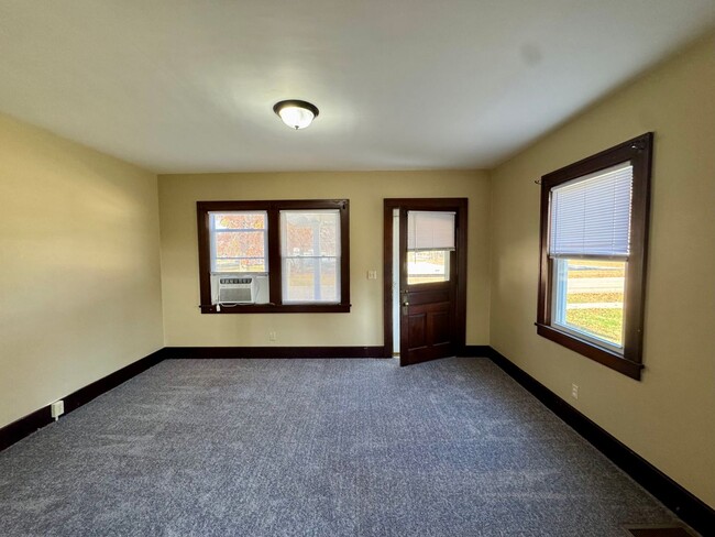 Building Photo - Updated 3BR Townhome Across from Stephens Park