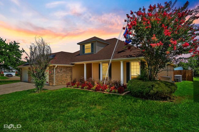 Building Photo - 4 Bedroom 2 Bath with Pool!!!