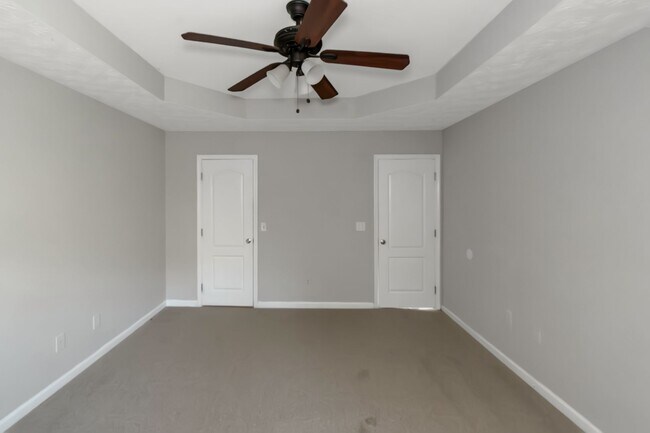 Building Photo - Spacious 4-Bedroom Split Foyer with 3 Bath...