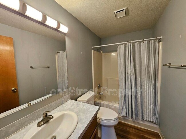 Building Photo - 5030 NE Roselawn St