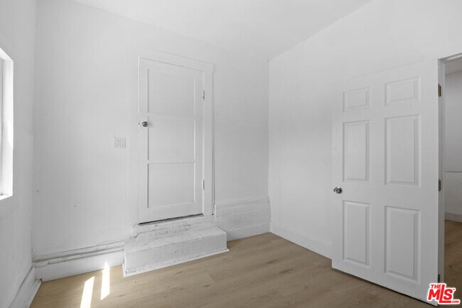 Building Photo - 934 S Mott St
