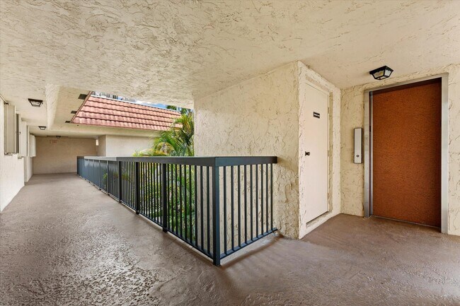 Building Photo - 200 Jacaranda Country Club Dr