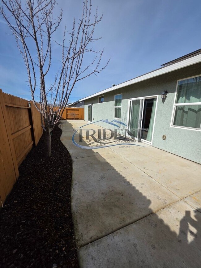 Building Photo - 2062 River Rock Dr