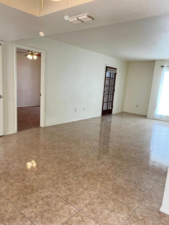 Building Photo - 3119 W Cochise Dr