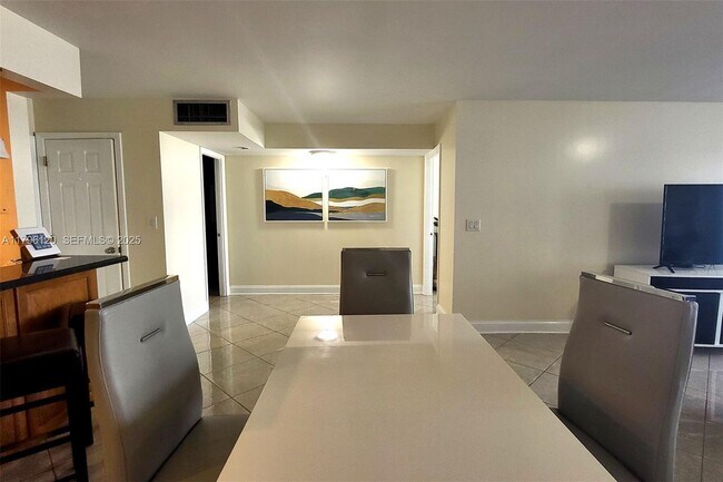 Building Photo - 2101 S Ocean Dr