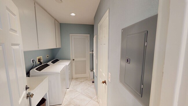 Building Photo - Great LOCATION | Close to Orange Ave & Beach