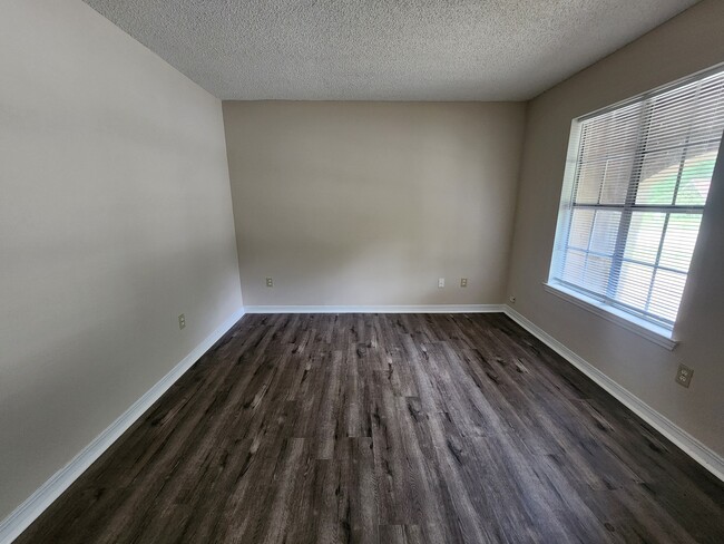 Building Photo - 2131 Woodside Dr