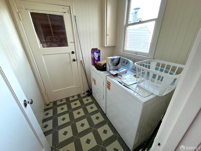 Building Photo - 106 Caselli Ave