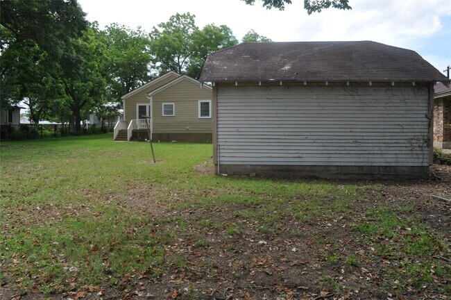 Building Photo - 701 Clinton St