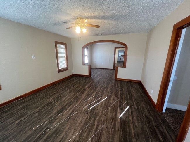 Building Photo - 730 W 17th Ln