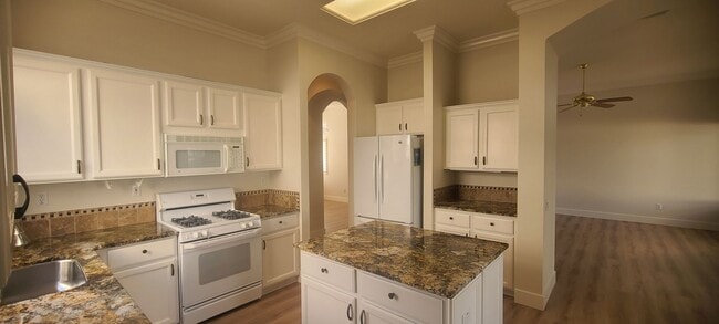 Building Photo - Sun City: 55&older Community - Single Story- 2 Bedroom Plus Den 2 Bath 2 Car Garage Large Fenced ...