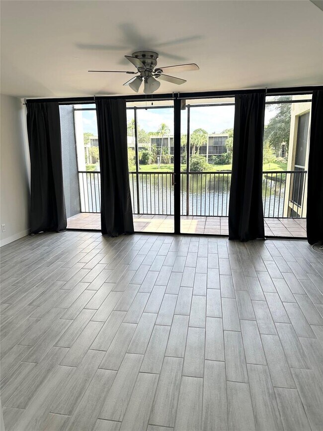 Building Photo - Modern Lakeview Townhouse Near Nova and Br...