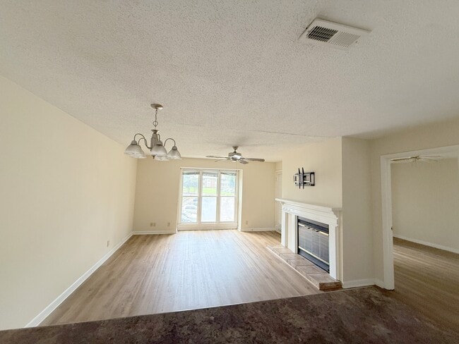Building Photo - 4975-4977 7 Pine Cir