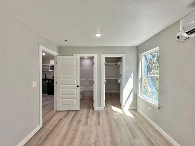 Building Photo - AVAILABLE! Stylish 1-bedroom, 1-bath town ...