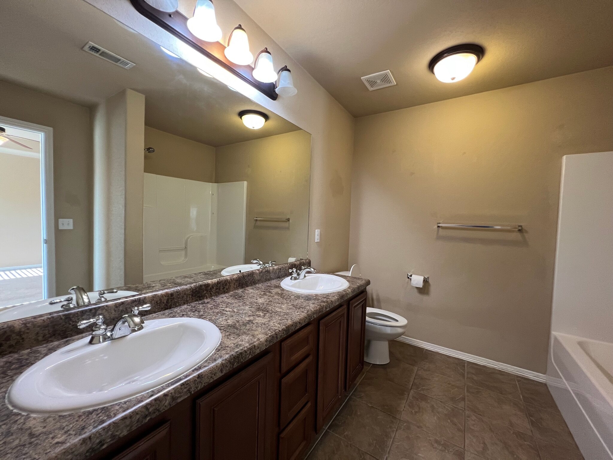 Building Photo - 210 Willow Dr