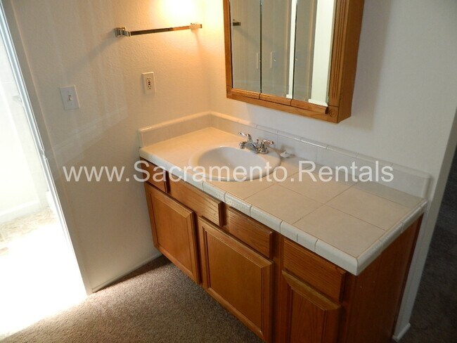 Building Photo - Spacious 4bd/2ba House with 2 Car Garage