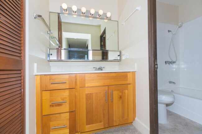 Building Photo - Views and Location!