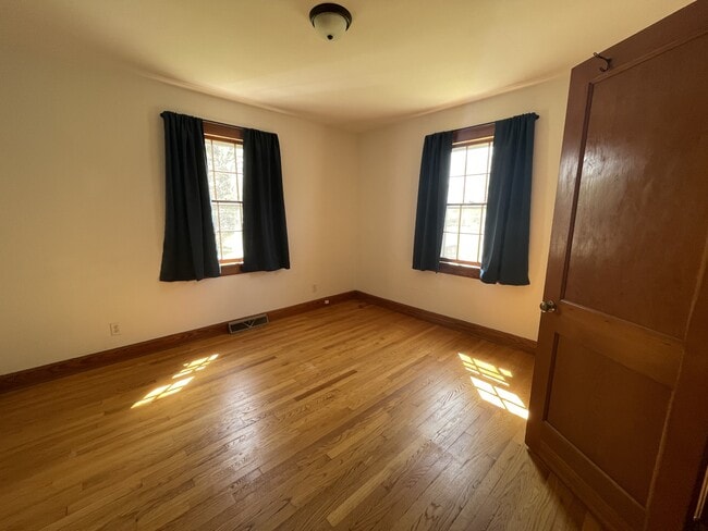 Building Photo - 162 Oak Grove Dr