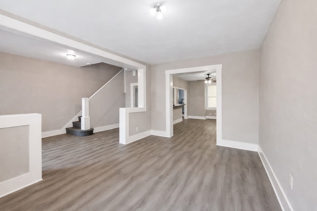 Building Photo - Modern Finishes, In-Unit Laundry & Bright Living Spaces