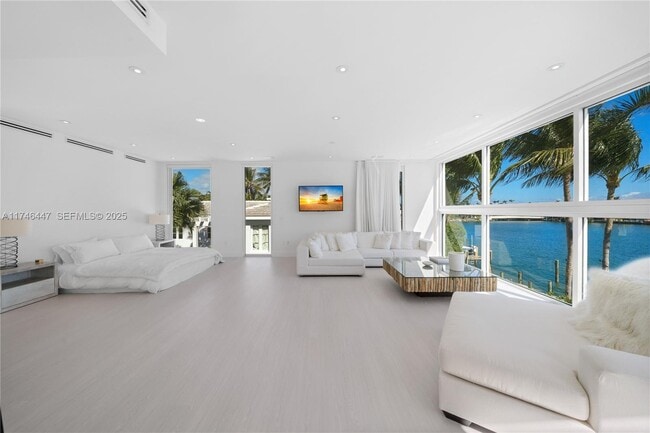 Building Photo - 227 E Dilido Dr