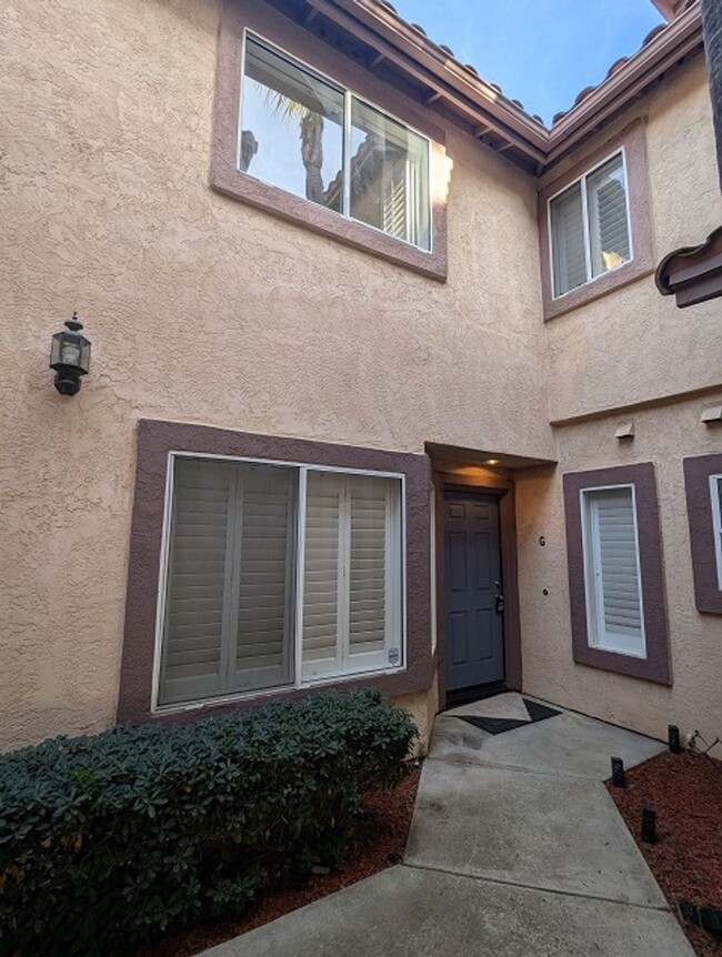 Building Photo - 2Bed 2.5 Bathroom Two Story Townhome at th...