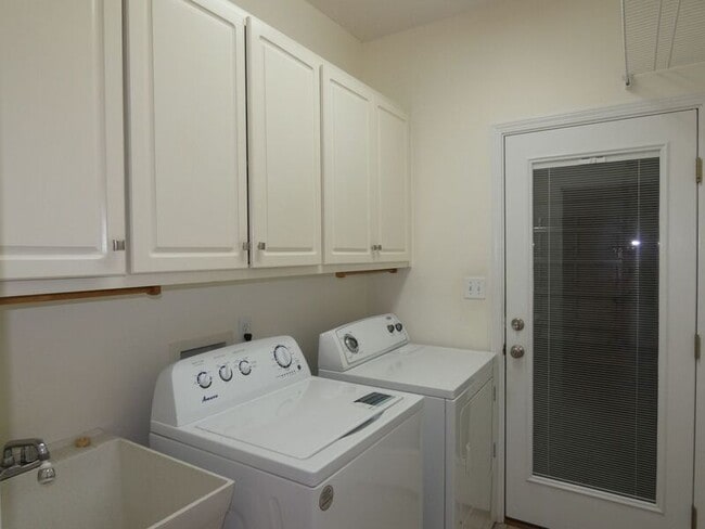 Building Photo - 4161 Longwood Cir